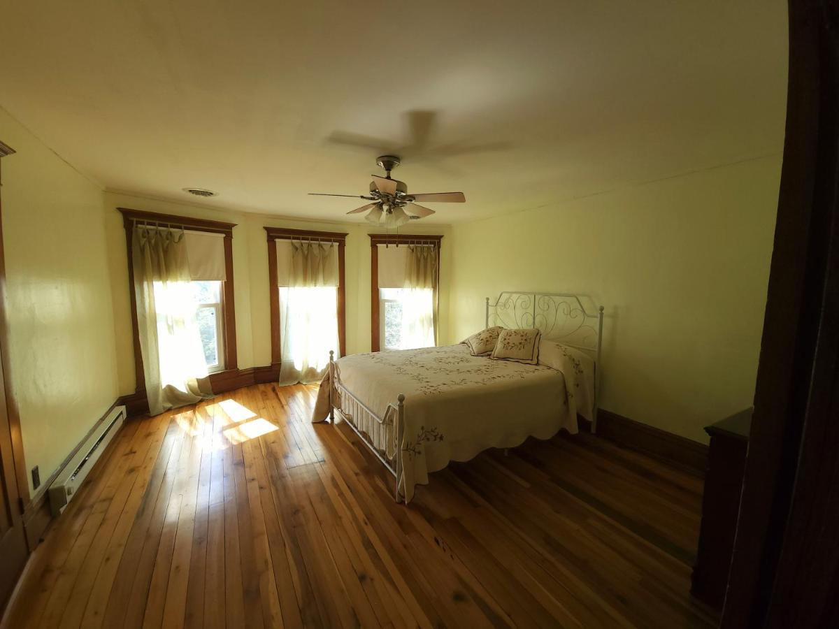 Basecampwv-Durbin. Spacious 4 Bedroom House W/Yard 객실 사진